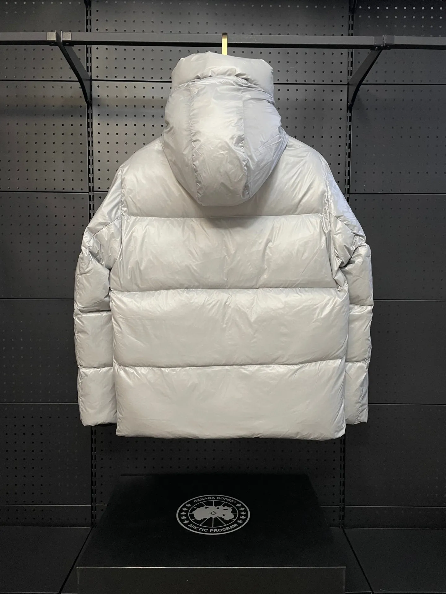 P780 Gray Red Label Top Version 𝘾𝘼𝙉𝘼𝘿𝘼 𝙂𝙊𝙊𝙎𝙀/Canada Goose 2023 Limited New Crofton Puff Down Jacket Pure Guangzhou Inspection 95 White Duck Down Filling‼  Top version, ceiling level‼ Crofton soft bread, the latest style in 2023, has a cold protection effect of up to level 4. It is made of recycled Feather-Light tear-resistant fabric. It is ultra-light and has no weight on the upper body at all! The unique black label highlights your temperament‼  Canada Goose, a Canadian brand, has always been recognized as the warmest down jacket. Various Instagram celebrities, Internet celebrities, and celebrities often wear it for street photos. I do Canada Goose every year, but I still can’t get rid of my love for geese. No matter how cold the winter is, there is no need to be afraid, because there are geese! Filled with 80% white duck down, Canada Goose is the legendary warmest down jacket and is known as a must-have for Arctic outdoor sports! The most popular down jacket in the world, celebrities are rushing to buy it, it is a must-have! Same style for men and women Size: S-XXL